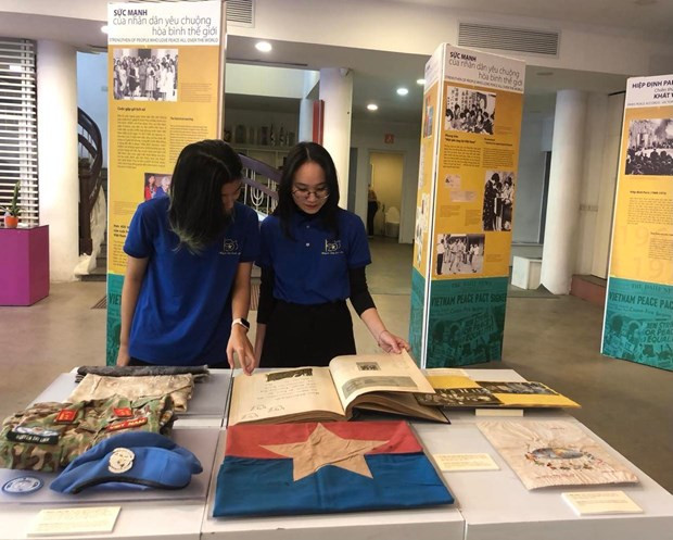 Visitantes en la exposición de documentos y fotos. (Fotografía: VNA) Visitantes en la exposición de documentos y fotos. (Fotografía: VNA)