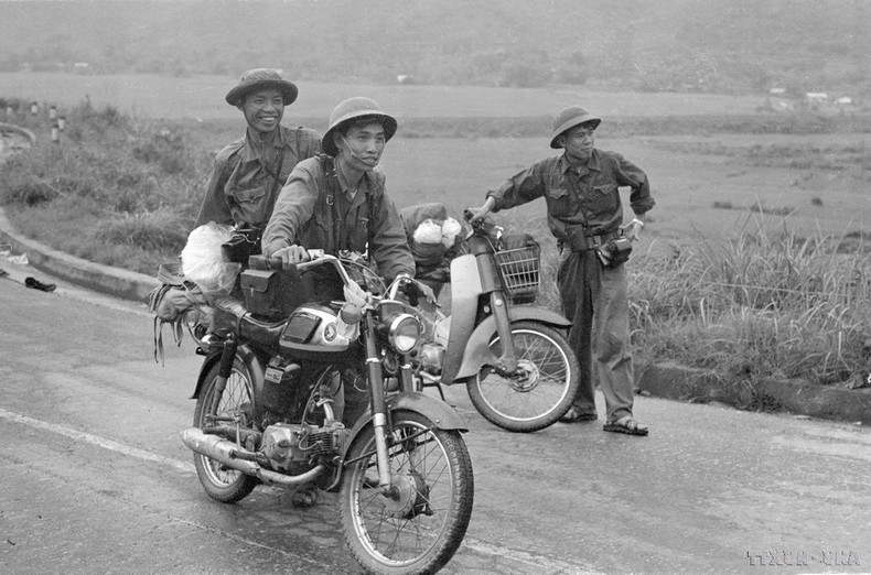 Los periodistas Tran Mai Huong, Ngoc Dan y Hoang Thiem cruzan el paso de Hai Van rumbo a la liberación de Da Nang, el 29 de marzo de 1975. (Foto: VNA)