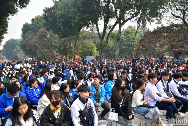 El evento atrae a numerosos estudiantes. El evento atrae a numerosos estudiantes.