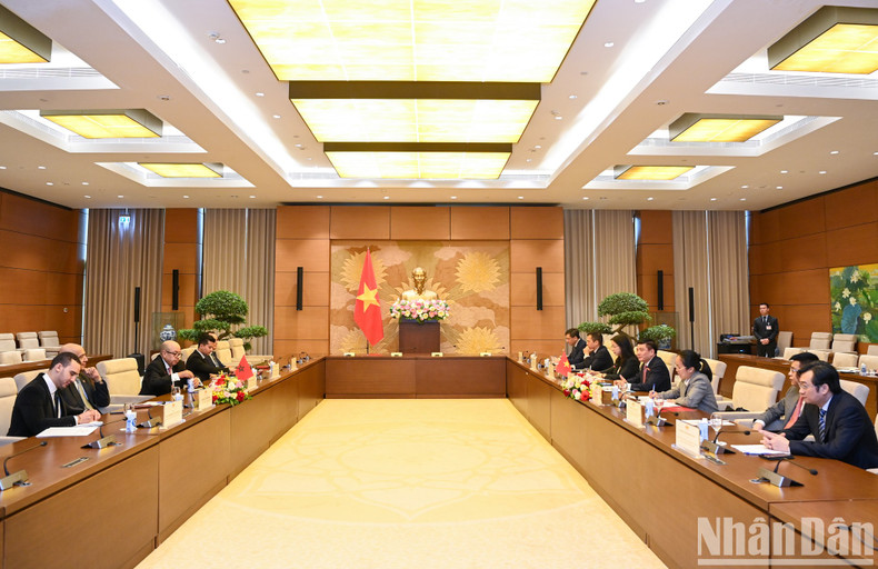 El secretario general y presidente de la Oficina de la ANV, Bui Van Cuong, sostiene conversaciones con el secretario general de la Cámara de Representantes de Marruecos y presidente de la Asociación Mundial de Secretarios Generales de los Parlamentos, Najib El Khadi