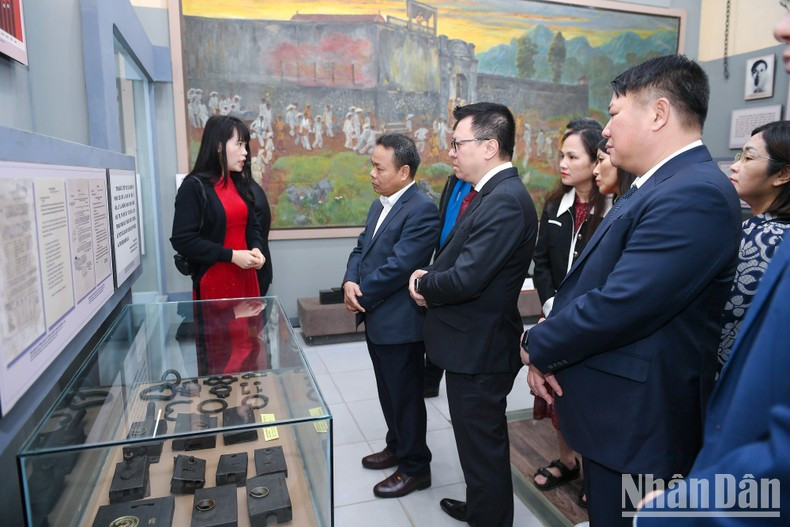 La prisión de Son La fue el lugar donde estuvo encarcelado el difunto periodista Hoang Tung del periódico Nhan Dan en agosto de 1941. La prisión de Son La fue el lugar donde estuvo encarcelado el difunto periodista Hoang Tung del periódico Nhan Dan en agosto de 1941.