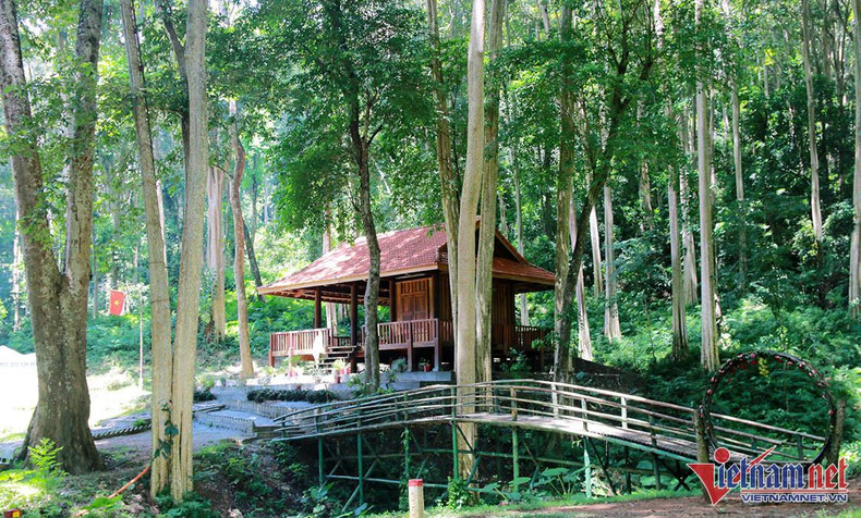 El distrito de Tuong Duong construyó recientemente unas casas sobre pilotes e instalaciones auxiliares que sirven como un área donde descansan los viajeros antes de incursionar en el bosque. El distrito de Tuong Duong construyó recientemente unas casas sobre pilotes e instalaciones auxiliares que sirven como un área donde descansan los viajeros antes de incursionar en el bosque.