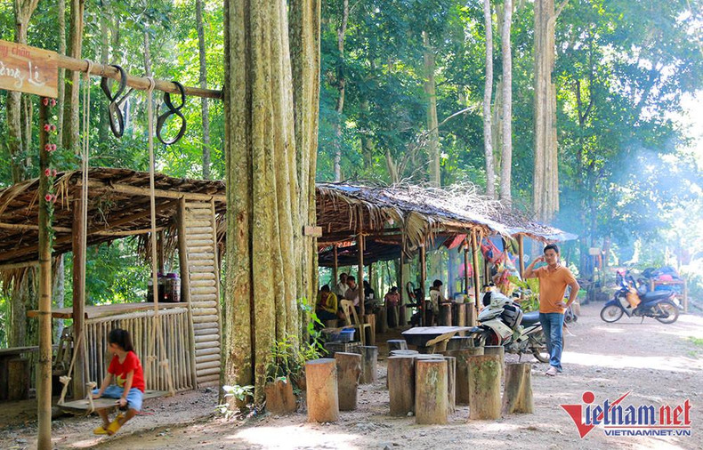La estancia en las cabañas ecológicas es gratuita. Allí también pueden comprarse muchas especialidades de la etnia Thai. La estancia en las cabañas ecológicas es gratuita. Allí también pueden comprarse muchas especialidades de la etnia Thai.