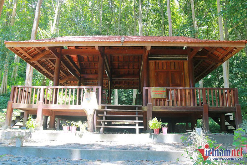 La casa sobre pilotes proporciona un espacio para recobrar energías y es un excelente sitio para disfrutar el paisaje. La casa sobre pilotes proporciona un espacio para recobrar energías y es un excelente sitio para disfrutar el paisaje.