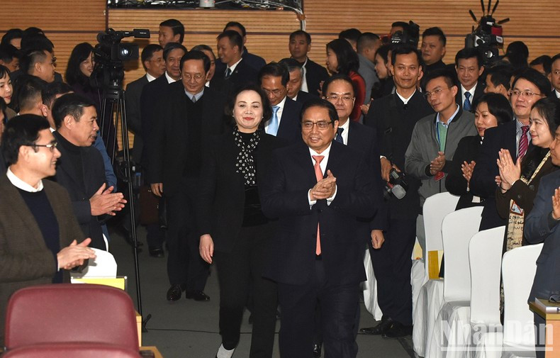 El primer ministro, Pham Minh Chinh, llega a la conferencia.