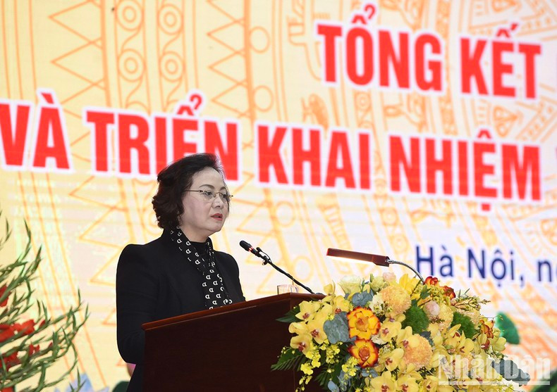 La ministra del Interior, Pham Thi Thanh Tra, interviene en la conferencia.