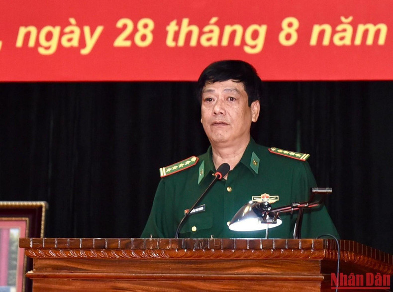 El representante del Alto Mando de la Guardia Fronteriza de Lao Cai informa al primer ministro sobre los resultados y logros alcanzados. El representante del Alto Mando de la Guardia Fronteriza de Lao Cai informa al primer ministro sobre los resultados y logros alcanzados.