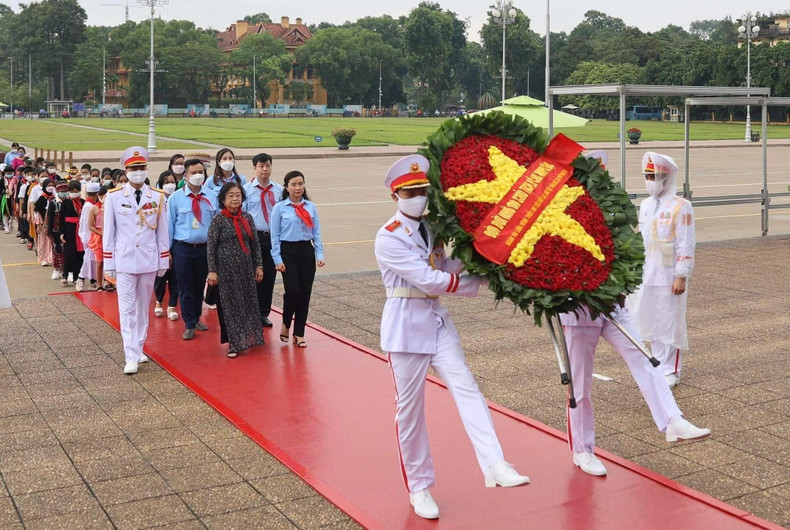 Los delegados rinden homenaje al Presidente Ho Chi Minh. (Fotografía: tienphong.vn) Los delegados rinden homenaje al Presidente Ho Chi Minh. (Fotografía: tienphong.vn)