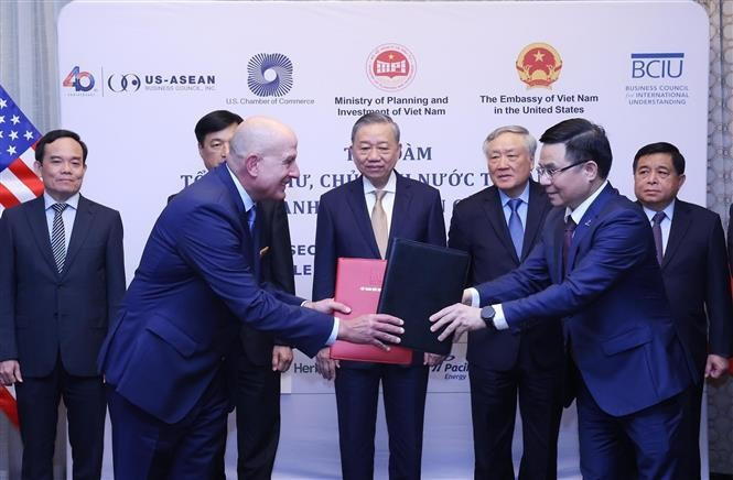 El secretario general del Partido Comunista y presidente de Vietnam, To Lam, presencia la entrega de documento de cooperación entre el Grupo de Petróleo y Gas de Vietnam y el grupo GE. (Foto: VNA)