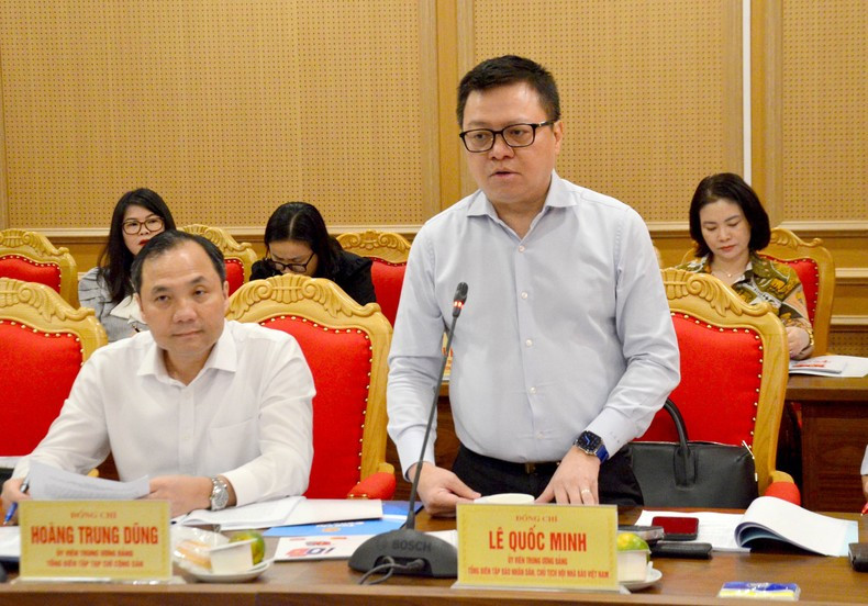 Le Quoc Minh, presidente-editor del periódico Nhan Dan (Pueblo), subjefe de la Comisión de Propaganda y Movilización de Masas del Comité Central del PCV y presidente de la Asociación de Periodistas del país, habla en la reunión.