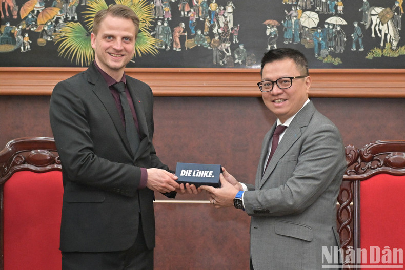 Maximilian Schirmer entrega un recuerdo a Le Quoc Minh.