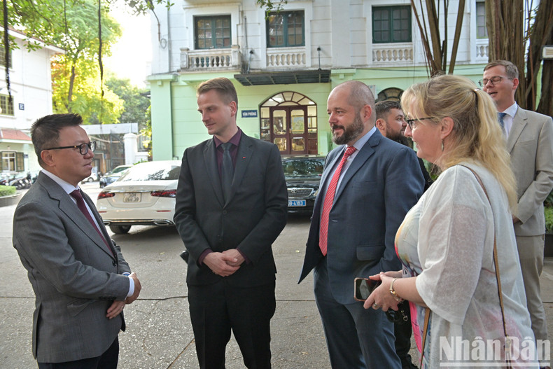 Quoc Minh y la delegación del Partido de Izquierda de Alemania.