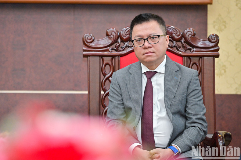 El presidente-editor del periódico Nhan Dan, Le Quoc Minh, habla en el encuentro.