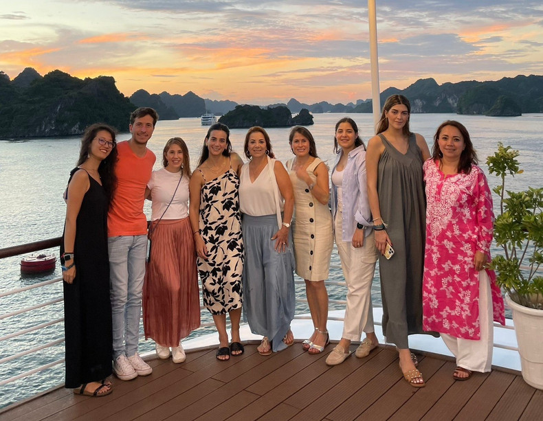 Turistas españoles toman fotografía al atardecer desde un barco. Turistas españoles toman fotografía al atardecer desde un barco.