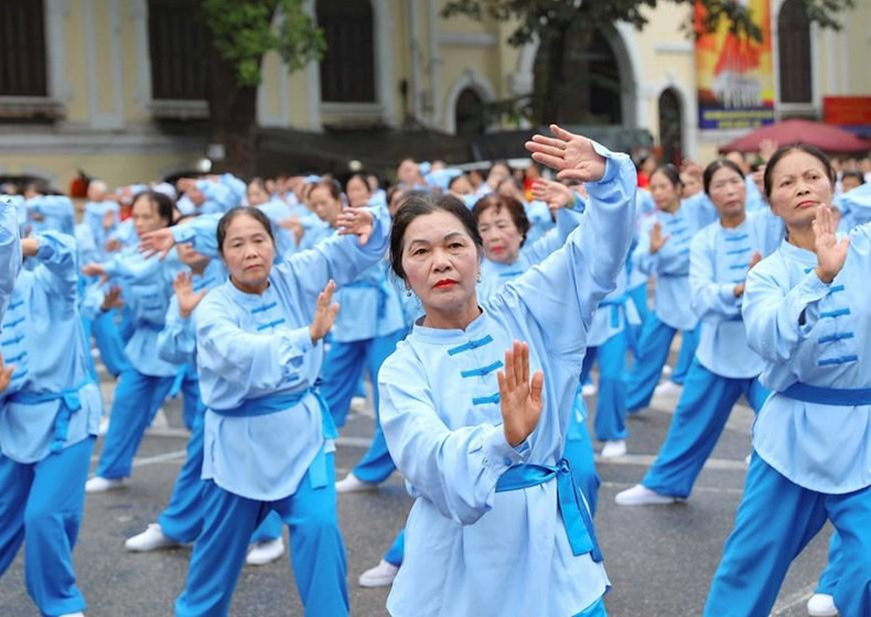 Hacer ejercicio regularmente y mejorar la vida espiritual son cruciales para las personas mayores. (Fotografía: VNA)