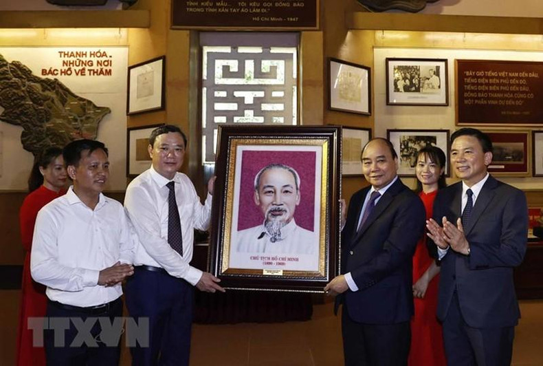 El presidente Nguyen Xuan Phuc regala un retrato del Presidente Ho Chi Minh a la junta directiva de la zona cultural conmemorativa dedicada al tío Ho. (Foto: Thong Nhat/VNA) El presidente Nguyen Xuan Phuc regala un retrato del Presidente Ho Chi Minh a la junta directiva de la zona cultural conmemorativa dedicada al tío Ho. (Foto: Thong Nhat/VNA)