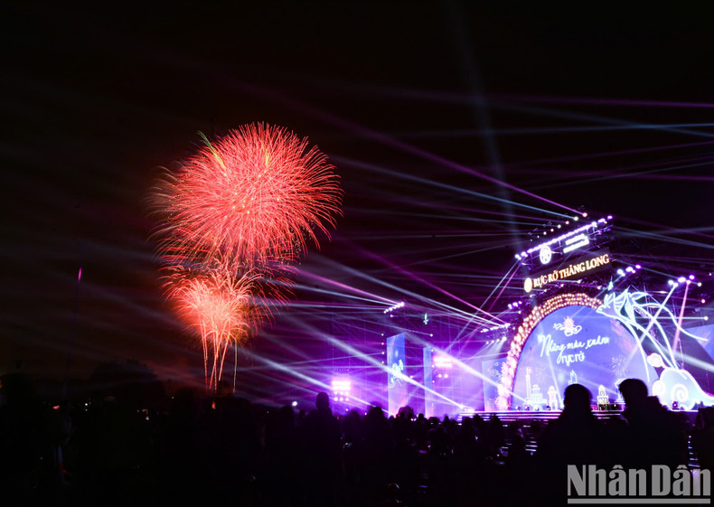 En el Estadio de My Dinh también se "pintan" brillantes fuegos artificiales en el cielo nocturno. En el Estadio de My Dinh también se "pintan" brillantes fuegos artificiales en el cielo nocturno.
