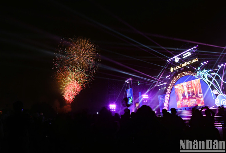 El público queda maravillado con el espectáculo de fuegos artificiales aéreos. El público queda maravillado con el espectáculo de fuegos artificiales aéreos.