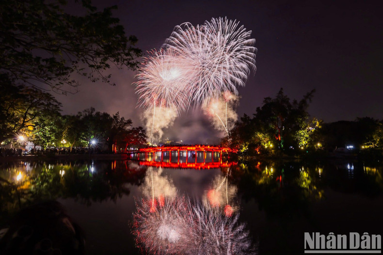 [Foto] Fuegos artificiales brillan en el cielo de Hanói para dar la bienvenida al Año de la Serpiente 2025 ảnh 1