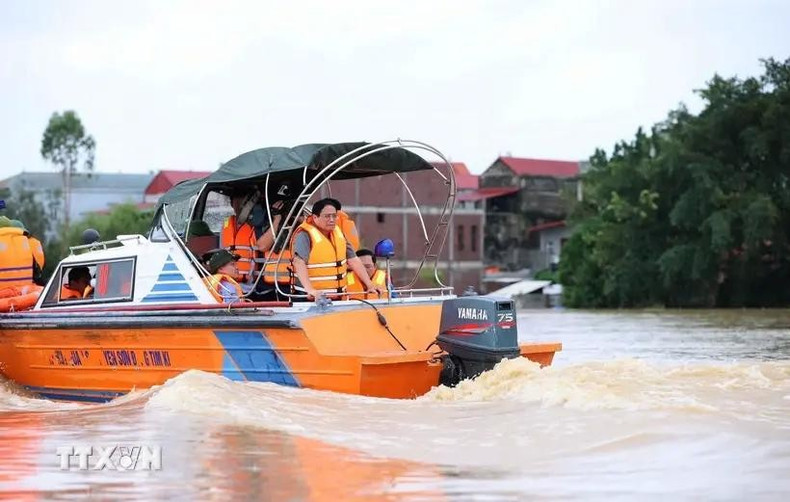 El primer ministro Pham Minh Chinh inspeccionó la situación del aumento del agua en el río Cau, en la comuna de Van Tien, en la ciudad de Viet Yen, provincia de Bac Giang. (Foto: VNA) El primer ministro Pham Minh Chinh inspeccionó la situación del aumento del agua en el río Cau, en la comuna de Van Tien, en la ciudad de Viet Yen, provincia de Bac Giang. (Foto: VNA)