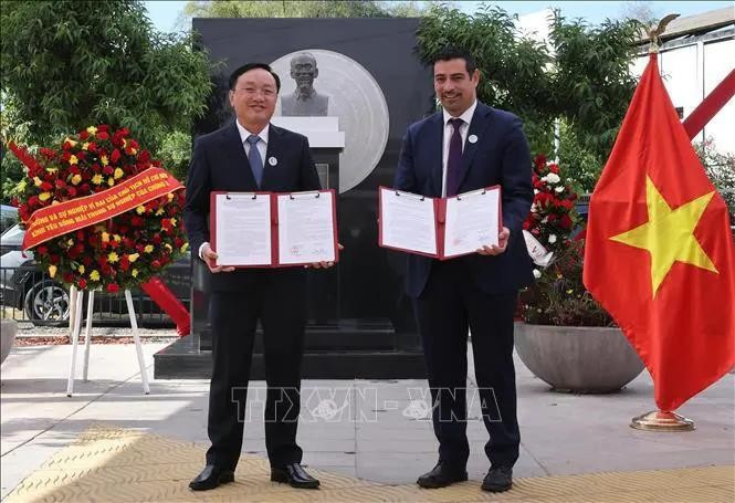 Representantes del distrito de Nam Dan, de la central provincia vietnamita de Nghe An, y la comuna de Cerro Navia entregan documentos de cooperación. (Foto: VNA) Representantes del distrito de Nam Dan, de la central provincia vietnamita de Nghe An, y la comuna de Cerro Navia entregan documentos de cooperación. (Foto: VNA)