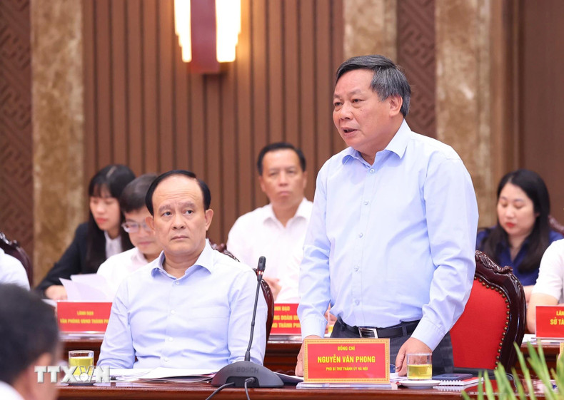 El vicesecretario del Comité partidista de Hanói, Nguyen Van Phong, presenta un informe.