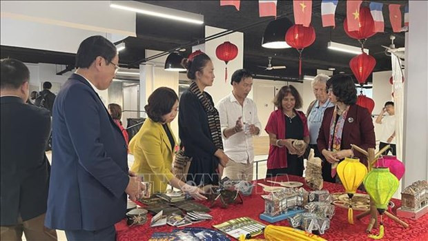 La embajadora de Vietnam ante la Unesco, Le Thi Hong Van, presenta a los invitados internacionales los productos artesanales de Hoi An. (Foto: VNA) La embajadora de Vietnam ante la Unesco, Le Thi Hong Van, presenta a los invitados internacionales los productos artesanales de Hoi An. (Foto: VNA)
