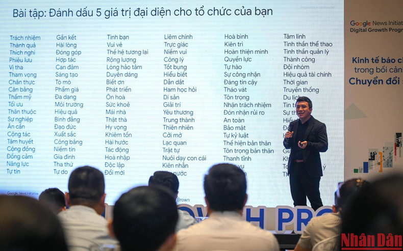 Participan en el programa el doctor Do Anh Duc, jefe del Departamento de Multimedia del Instituto de Periodismo y Capacitación en Comunicación; el editor en jefe adjunto de la revista digital Conocimiento, Kap Thanh Long; el experto en prensa, Truong Tri Vinh y Nguyen Hoang Nhat, editor en jefe adjunto del periódico electrónico VietnamPlus. Participan en el programa el doctor Do Anh Duc, jefe del Departamento de Multimedia del Instituto de Periodismo y Capacitación en Comunicación; el editor en jefe adjunto de la revista digital Conocimiento, Kap Thanh Long; el experto en prensa, Truong Tri Vinh y Nguyen Hoang Nhat, editor en jefe adjunto del periódico electrónico VietnamPlus.