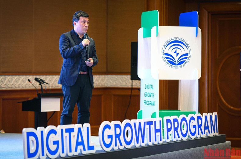 Truong Tri Vinh, experto en prensa, presenta el tema "Construir una estrategia para una transformación digital exitosa". Truong Tri Vinh, experto en prensa, presenta el tema "Construir una estrategia para una transformación digital exitosa".