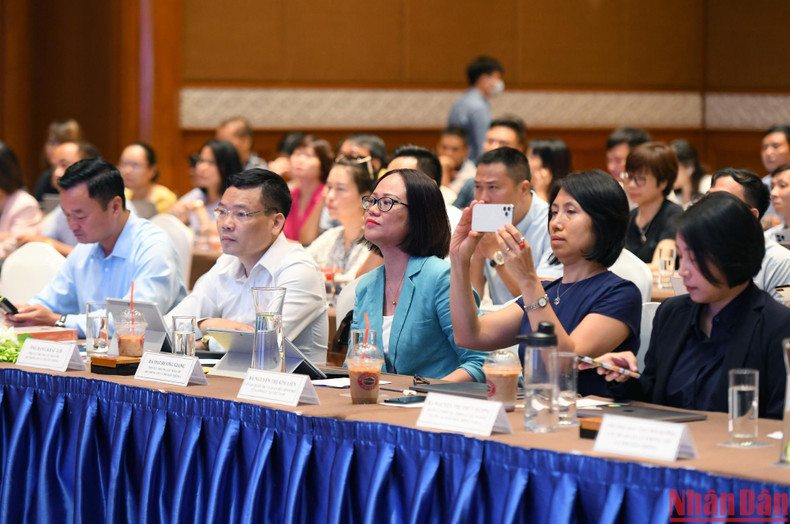 Asistieron al programa representantes del Departamento de Prensa, la Departamento de Prensa y Publicaciones de la Comisión de Comunicación y Educación del Comité Central del Partido Comunista de Vietnam, así como de las agencias dependientes del Ministerio de Información y Comunicación y representantes de los órganos de prensa en Hanói. Asistieron al programa representantes del Departamento de Prensa, la Departamento de Prensa y Publicaciones de la Comisión de Comunicación y Educación del Comité Central del Partido Comunista de Vietnam, así como de las agencias dependientes del Ministerio de Información y Comunicación y representantes de los órganos de prensa en Hanói.