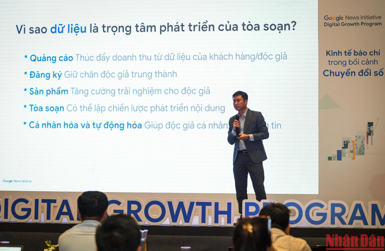 Nguyen Hoang Nhat, editor en jefe adjunto del periódico electrónico VietnamPlus, habla sobre la construcción de una base para transformar un modelo de negocio basado en datos. Nguyen Hoang Nhat, editor en jefe adjunto del periódico electrónico VietnamPlus, habla sobre la construcción de una base para transformar un modelo de negocio basado en datos.
