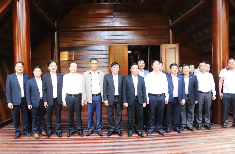 Delegados en la inaguración de la casa tradicional de los Ede.