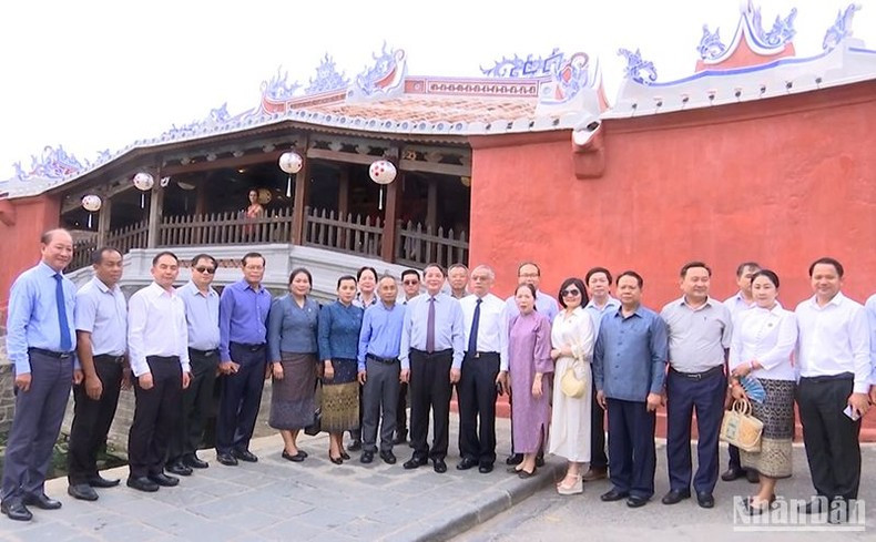 El vicepresidente de la Asamblea Nacional de Vietnam, Nguyen Duc Hai, y su similar laosiano, Sommad Pholsena, visitan la reliquia de Chua Cau. El vicepresidente de la Asamblea Nacional de Vietnam, Nguyen Duc Hai, y su similar laosiano, Sommad Pholsena, visitan la reliquia de Chua Cau.