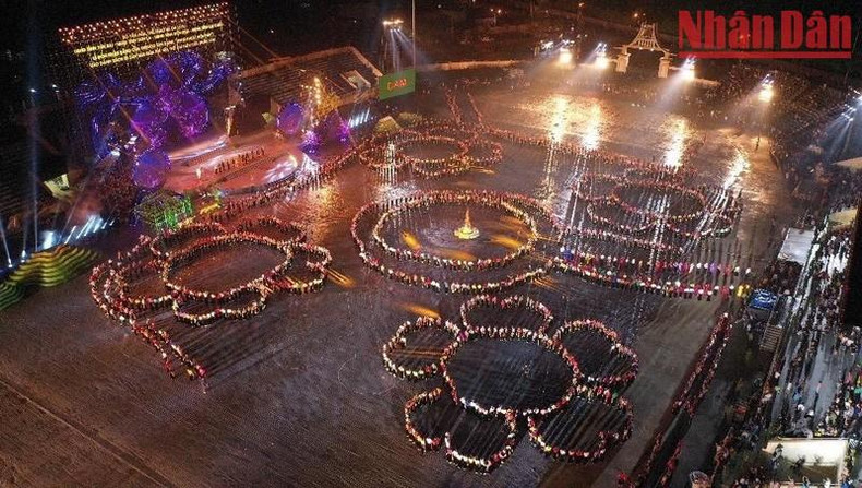 Xoe es una danza vietnamita con movimientos simbólicos de las actividades humanas y se practica en pueblos de los Thai en las provincias de Yen Bai, Son La, Lai Chau y Dien Bien. Xoe es una danza vietnamita con movimientos simbólicos de las actividades humanas y se practica en pueblos de los Thai en las provincias de Yen Bai, Son La, Lai Chau y Dien Bien.