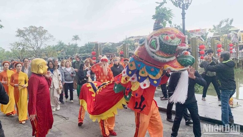 Turistas italianos visitan la ciudad antigua de Hoi An.