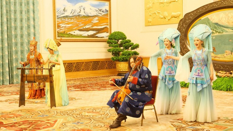 Las cónyuges de los máximos líderes de Vietnam y China disfrutan de actuación de arte tradicional chino. Las cónyuges de los máximos líderes de Vietnam y China disfrutan de actuación de arte tradicional chino.