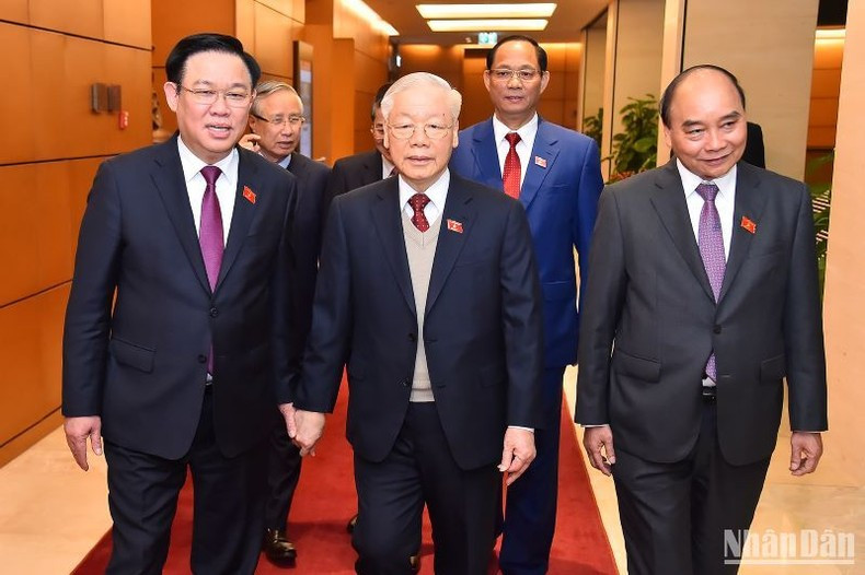 El secretario general del PCV, Nguyen Phu Trong; el presidente del país, Nguyen Xuan Phuc; el primer ministro Pham Minh Chinh y el presidente de la AN, Vuong Dinh Hue, junto con otros delegados en la cita. El secretario general del PCV, Nguyen Phu Trong; el presidente del país, Nguyen Xuan Phuc; el primer ministro Pham Minh Chinh y el presidente de la AN, Vuong Dinh Hue, junto con otros delegados en la cita.