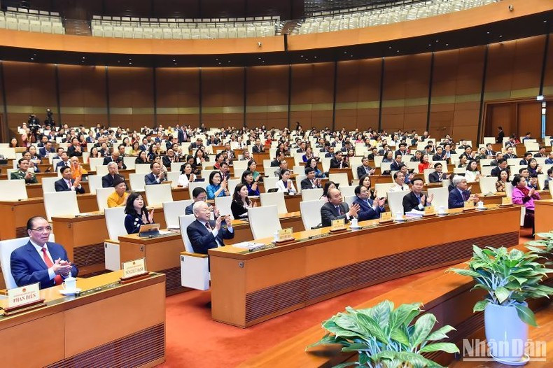 El secretario general del PCV, Nguyen Phu Trong; el presidente del pais, Nguyen Xuan Phuc; el primer ministro Pham Minh Chinh, el presidente de la AN, Vuong Dinh Hue, y el miembro permanente del Secretariado del PCV, Vo Van Thuong, junto con otros delegados en la reunión. El secretario general del PCV, Nguyen Phu Trong; el presidente del pais, Nguyen Xuan Phuc; el primer ministro Pham Minh Chinh, el presidente de la AN, Vuong Dinh Hue, y el miembro permanente del Secretariado del PCV, Vo Van Thuong, junto con otros delegados en la reunión.