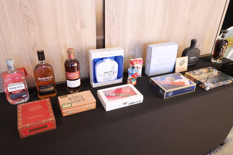 Ron y puros dominicanos en exhibición en el evento. (Foto: Thanh Hang)