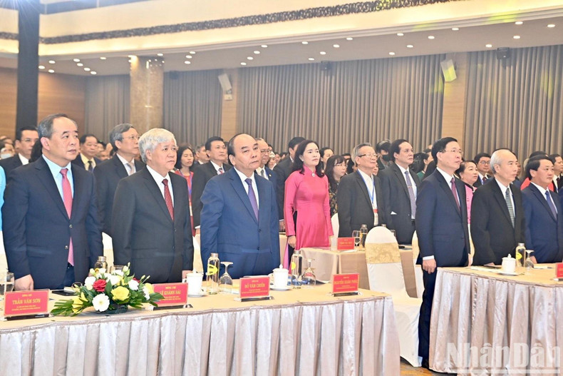El presidente Nguyen Xuan Phuc y los delegados realizan el saludo a la bandera nacional. El presidente Nguyen Xuan Phuc y los delegados realizan el saludo a la bandera nacional.