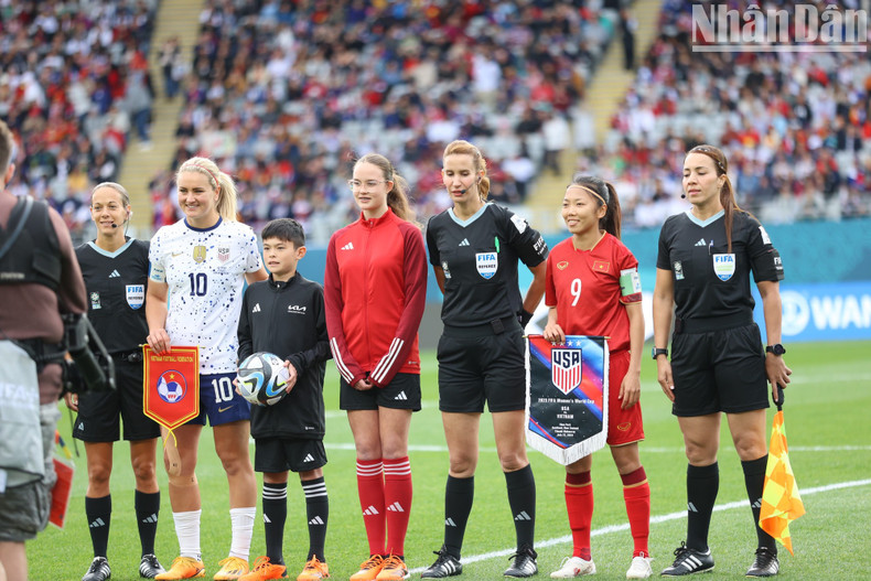 Las capitanas de los dos equipos y los árbitros se tomaron foto de recuerdo antes del partido.