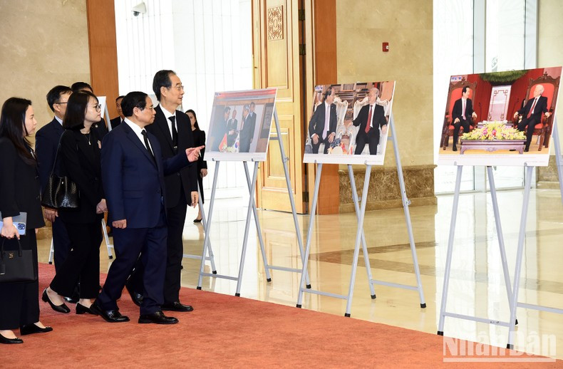 El primer ministro Pham Minh Chinh presenta a su similar surcoreano, Han Duck Soo, algunas fotografías de las actividades exteriores del difunto líder partidista. El primer ministro Pham Minh Chinh presenta a su similar surcoreano, Han Duck Soo, algunas fotografías de las actividades exteriores del difunto líder partidista.