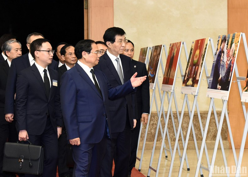 El primer ministro Pham Minh Chinh presenta imágenes sobre las actividades del secretario general Nguyen Phu Trong. (Foto: VNA)