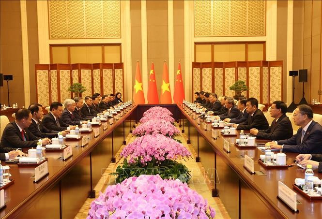 El líder partidista y presidente de Vietnam, To Lam, se reúne con el primer ministro chino Li Qiang. (Foto: VNA)