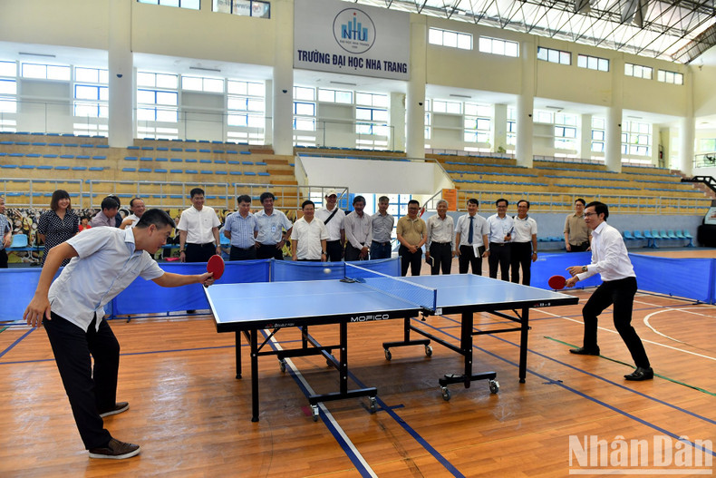 Un partido de tenis de mesa entre representantes de Nhan Dan y los directivos de la Universidad de Nha Trang. Un partido de tenis de mesa entre representantes de Nhan Dan y los directivos de la Universidad de Nha Trang.