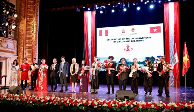 Delegados y artisitas de Vietnam y Perú en la cita. (Foto: baoquocte.vn)