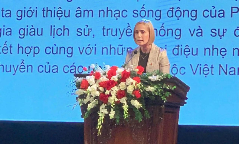 La embajadora de Perú en Vietnam, Patricia Yolanda Ráez, interviene en el evento (foto: baoquocte.vn).