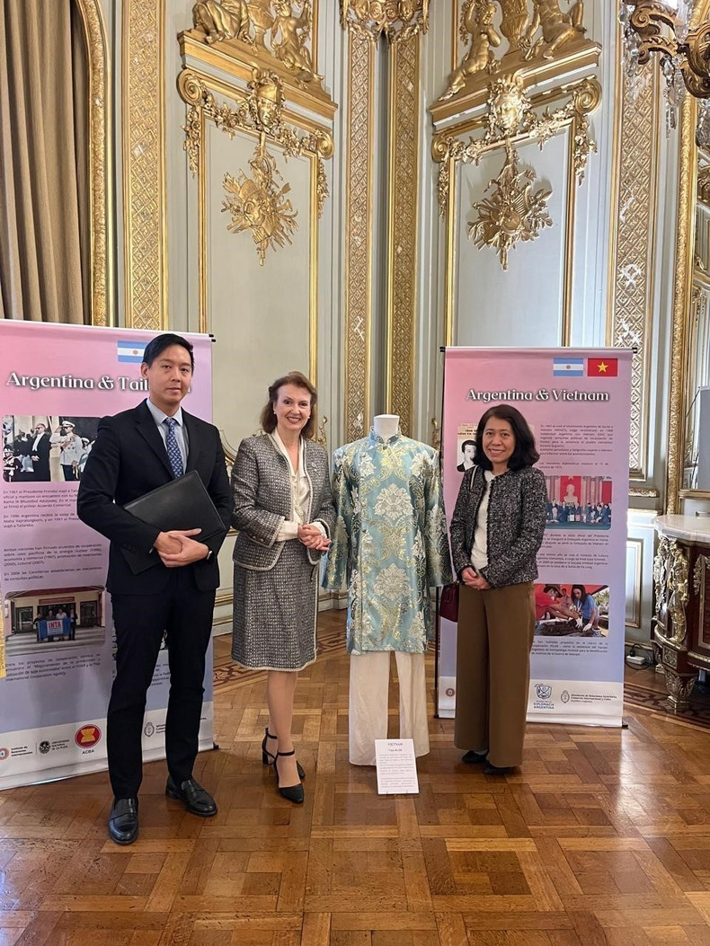 La ministra de Relaciones Exteriores de Argentina, Diana Mondino, y la embajadora de Vietnam, Ngo Minh Nguyet, en la Exposición de Trajes de la Asean. (Foto: VNA) La ministra de Relaciones Exteriores de Argentina, Diana Mondino, y la embajadora de Vietnam, Ngo Minh Nguyet, en la Exposición de Trajes de la Asean. (Foto: VNA)