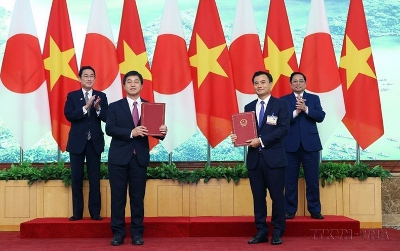 El primer ministro de Vietnam, Pham Minh Chinh, y su par japonés, Kishida Fumio, presenciaron el intercambio del anexo 19 del contrato de consultoría en el marco del proyecto de construcción de la línea 1, del ferrocarril urbano de Ciudad de Ho Chi Minh, entre los jefes de la Junta de gestión de líneas ferroviarias de Ciudad de Ho Chi Minh y de la oficina de representación de Nippon (Hanói, 1 de mayo de 2022). (Fuente: VNA) El primer ministro de Vietnam, Pham Minh Chinh, y su par japonés, Kishida Fumio, presenciaron el intercambio del anexo 19 del contrato de consultoría en el marco del proyecto de construcción de la línea 1, del ferrocarril urbano de Ciudad de Ho Chi Minh, entre los jefes de la Junta de gestión de líneas ferroviarias de Ciudad de Ho Chi Minh y de la oficina de representación de Nippon (Hanói, 1 de mayo de 2022). (Fuente: VNA)