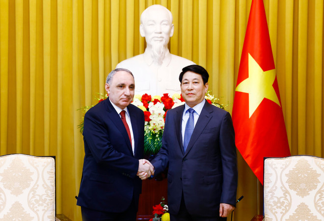 El presidente vietnamita, Luong Cuong, (derecha) y el jefe de la Fiscalía Popular Suprema de Azerbaiyán, Kamran Bayram Aliyev. (Foto: VNA) El presidente vietnamita, Luong Cuong, (derecha) y el jefe de la Fiscalía Popular Suprema de Azerbaiyán, Kamran Bayram Aliyev. (Foto: VNA)
